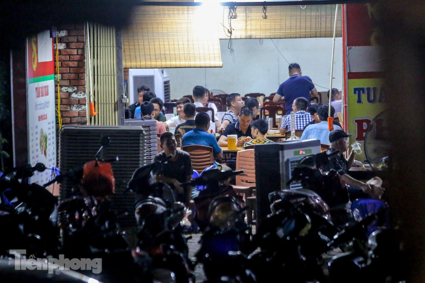 Ngoài việc, bất chấp mở bán tràn xuống vỉa hè, nhiều hàng quán ngó lơ quy định đóng cửa trước 21h. Trong ánh, một quán nhậu đông đúc thực khách sau 21h. Ngoài việc, bất chấp mở bán tràn xuống vỉa hè, nhiều hàng quán ngó lơ quy định đóng cửa trước 21h. Trong ánh, một quán nhậu đông đúc thực khách sau 21h.