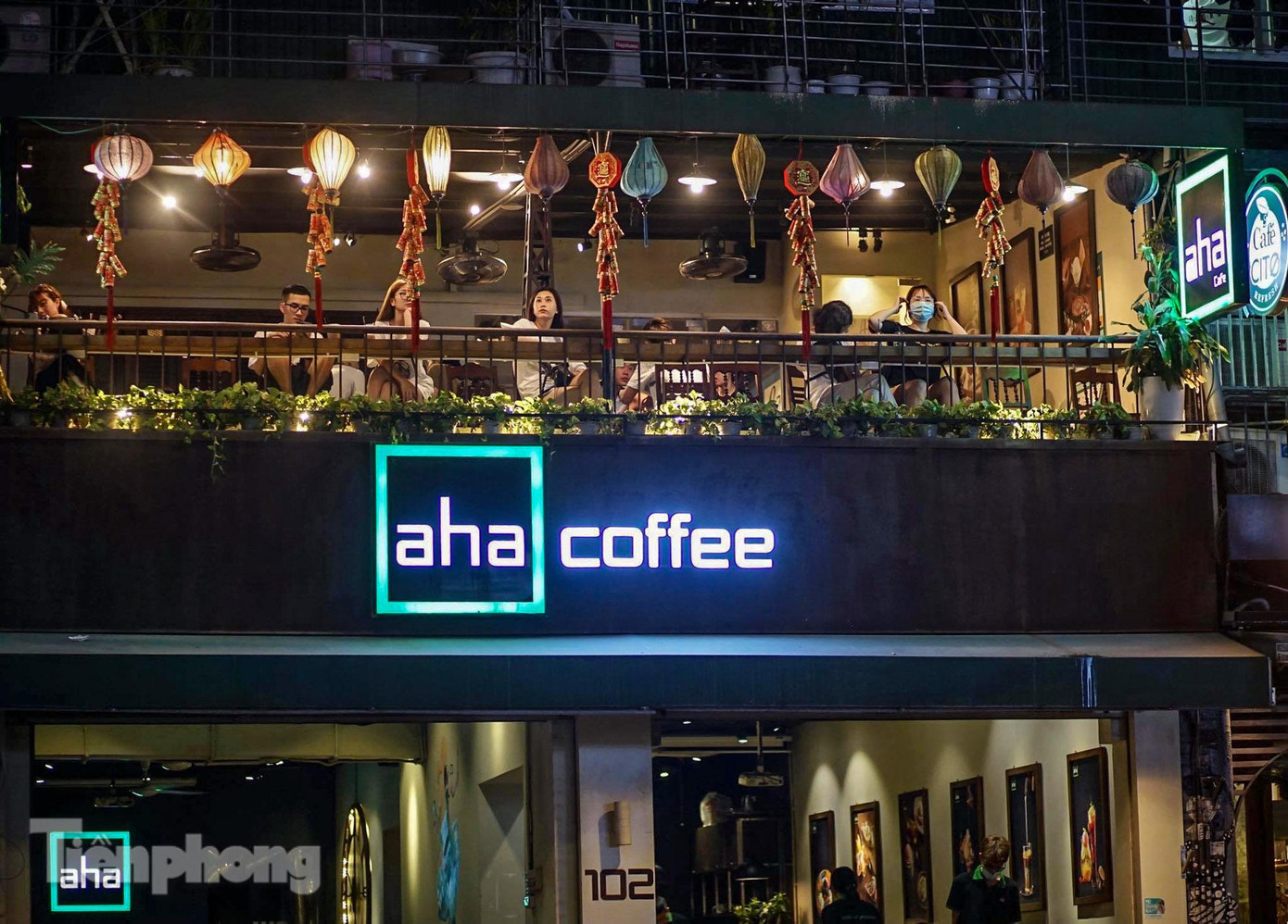 Một quán cà phê chưa có dấu hiệu đóng cửa dù qua 21h. Một quán cà phê chưa có dấu hiệu đóng cửa dù qua 21h.