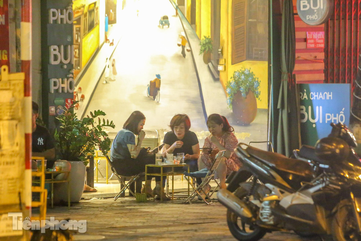 Theo quy định, từ 0h00 ngày 22/6/2021, UBND thành phố cho phép mở cửa trở lại: dịch vụ cắt tóc, gội đầu; dịch vụ ăn, uống trong nhà đảm bảo: khoảng cách, có tấm chắn giữa người với người, ngồi không quá 50% công suất chỗ ngồi và không quá 20 người, đóng cửa trước 21h00 hàng ngày (nhà hàng rượu, quán rượu, bia, bia hơi chỉ được phép bán hàng mang về). Theo quy định, từ 0h00 ngày 22/6/2021, UBND thành phố cho phép mở cửa trở lại: dịch vụ cắt tóc, gội đầu; dịch vụ ăn, uống trong nhà đảm bảo: khoảng cách, có tấm chắn giữa người với người, ngồi không quá 50% công suất chỗ ngồi và không quá 20 người, đóng cửa trước 21h00 hàng ngày (nhà hàng rượu, quán rượu, bia, bia hơi chỉ được phép bán hàng mang về).