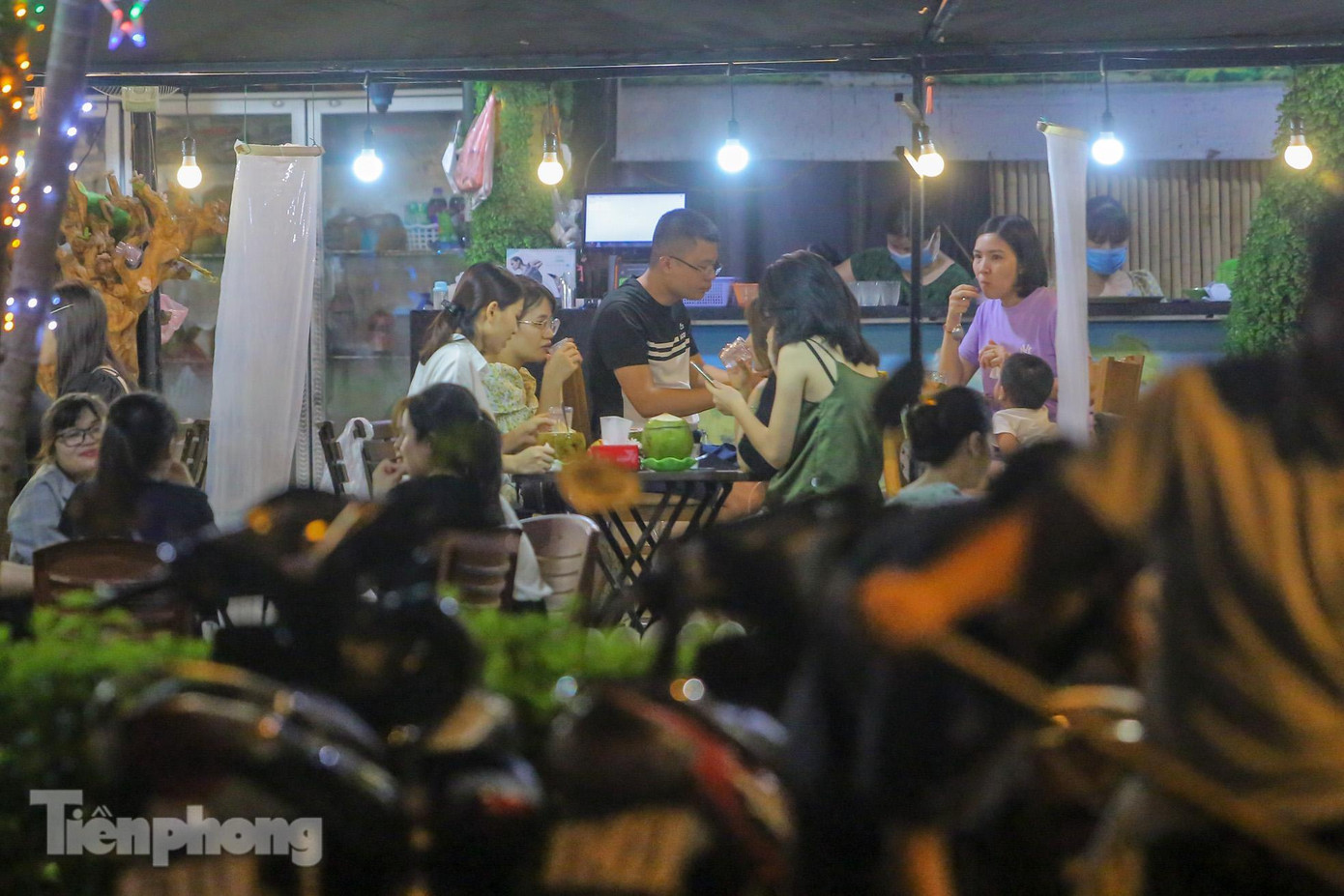 Hàng quán "câu giờ" bất chấp quy định của UBND TP Hà Nội. Hàng quán "câu giờ" bất chấp quy định của UBND TP Hà Nội.