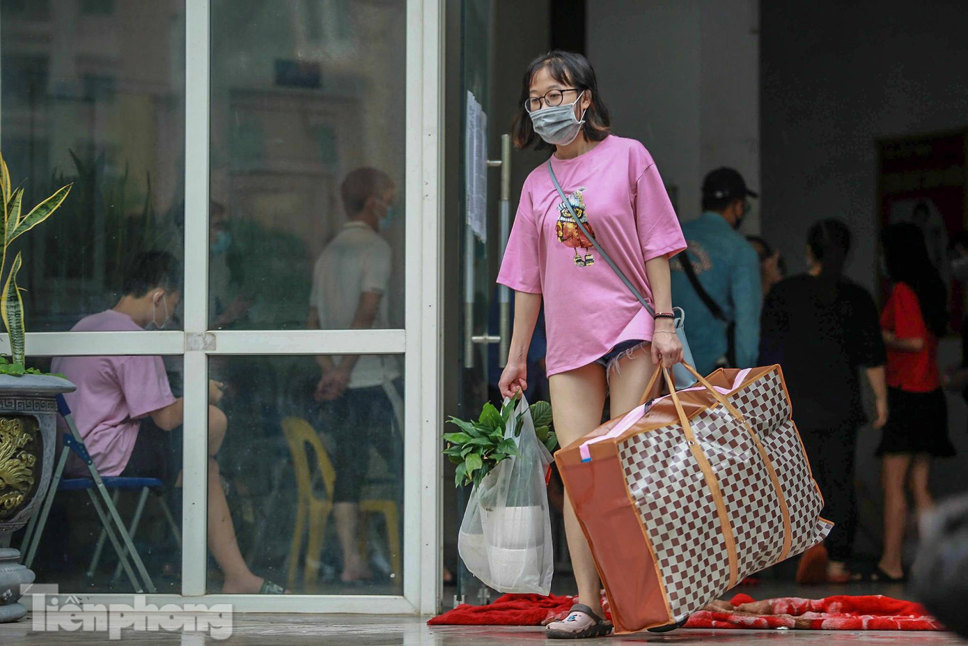 Ai cũng tay xách nách mang để chuyển đi ngay sau khi có thông báo.