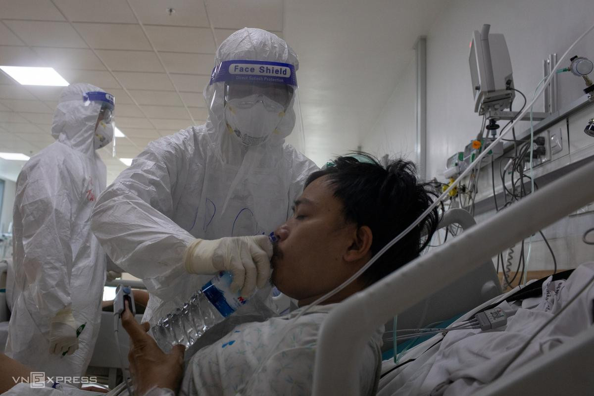 Điều dưỡng Chung tập cho bệnh nhân đã qua nguy kịch uống nước. Ở ICU, mọi người không còn phân biệt nhiệm vụ nào là của ai, chỉ chung tay vào cố gắng tối đa để cứu người. Bác sĩ khi rảnh tay có thể làm việc của điều dưỡng, còn điều dưỡng choàng công việc của hộ lý.