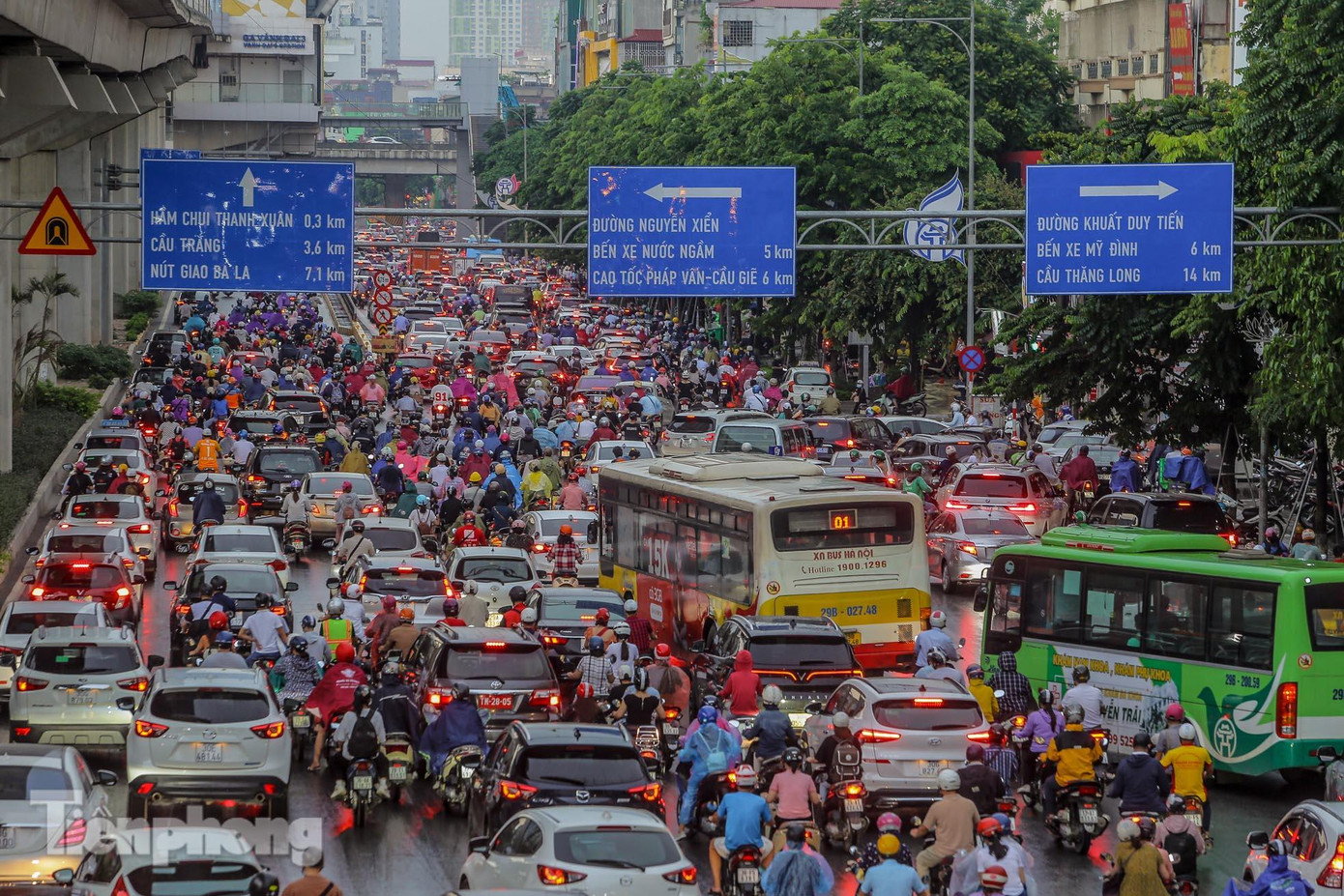Tuyến đường Nguyễn Trãi, một trong những điểm nóng giao thông chịu cảnh tương tự.