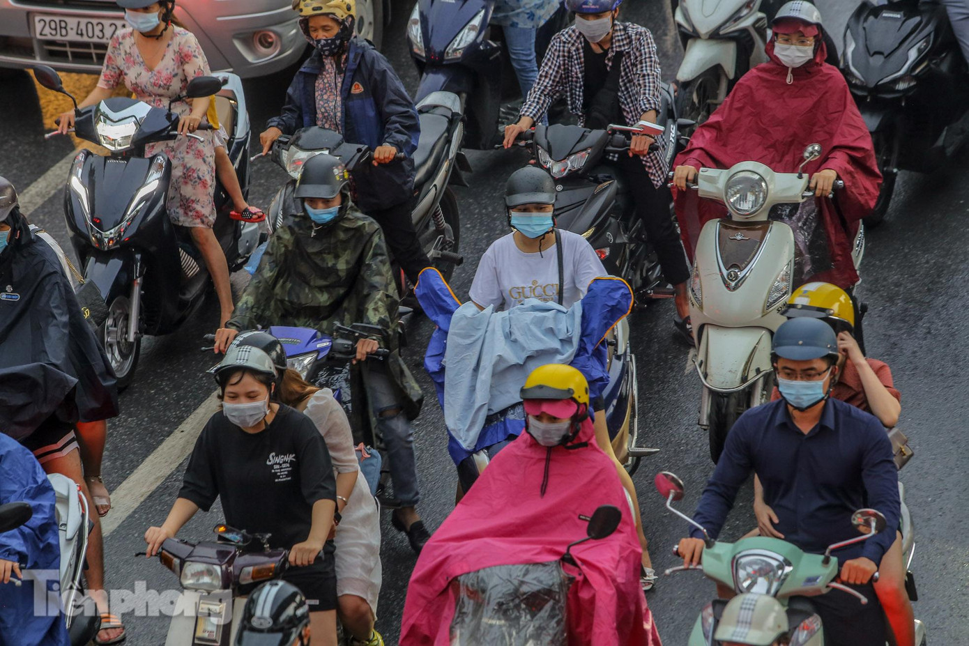 Sau mưa lớn đường trơn, các phương tiện không thể di chuyển nhanh.