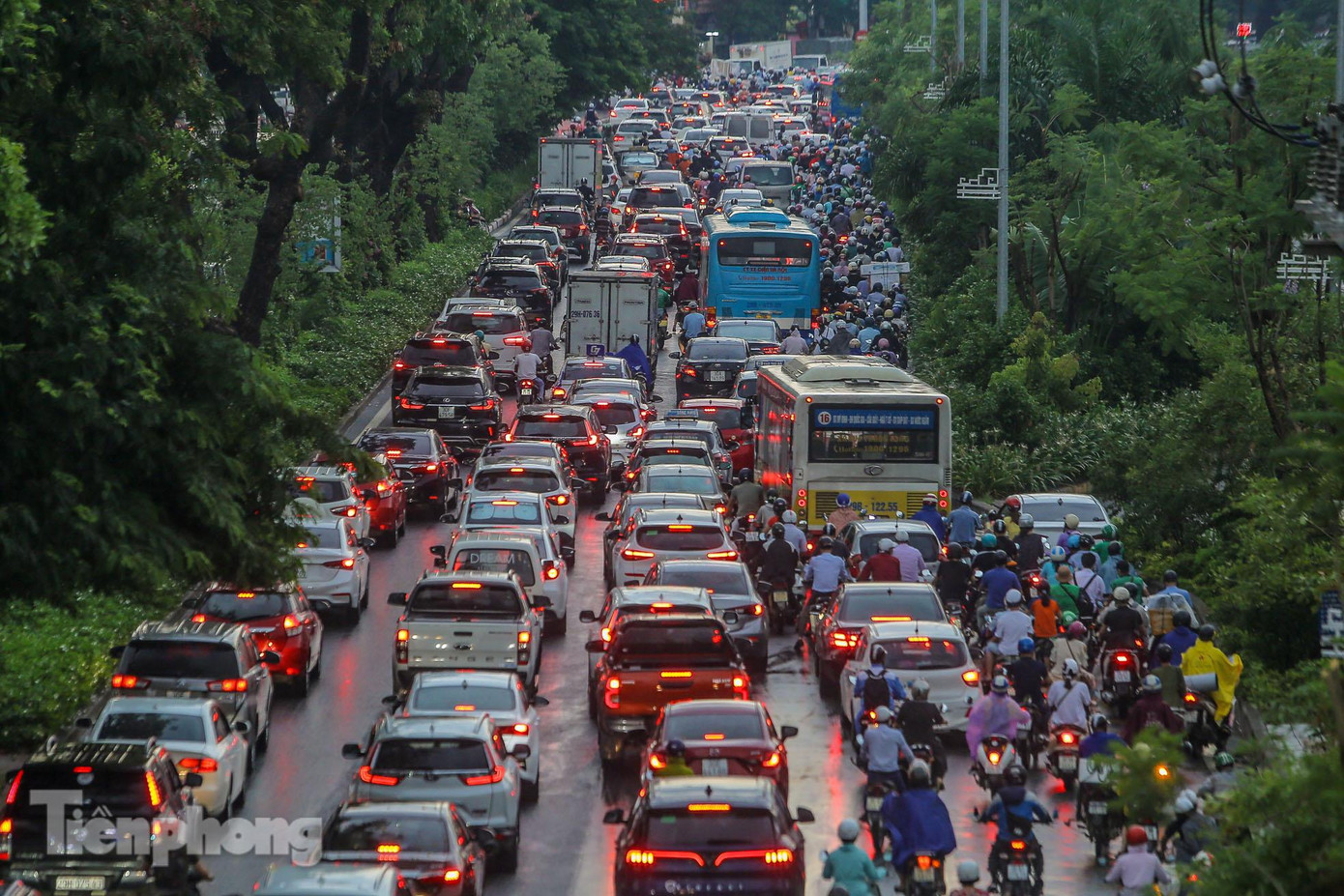 Theo ghi nhận của PV, khoảng 17h30, đường phố Hà Nội bắt đầu đông đúc sau những trận mưa lớn do ảnh hưởng từ áp thấp nhiệt đới. Nhiều tuyến phố vốn đông, xảy ra ùn tắc giờ thành đông nghẹt, khó di chuyển như Tây Sơn, Trường Chinh, Láng, Nguyễn Trãi...