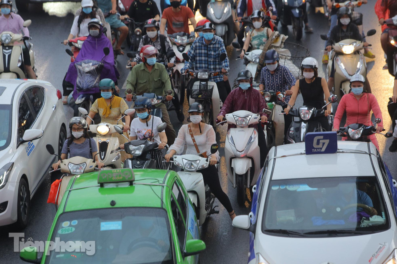 Các phương tiện "giậm chân tại chỗ" trên đường Nguyễn Trãi.