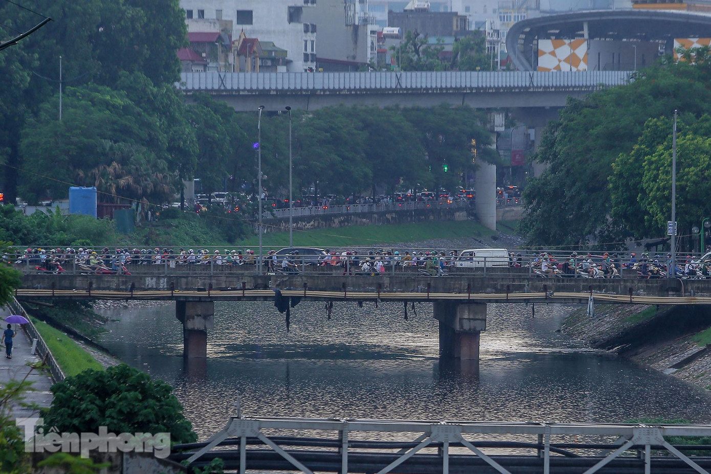 Cầu Cống Mọc "gồng gánh" lượng phương tiện lớn.