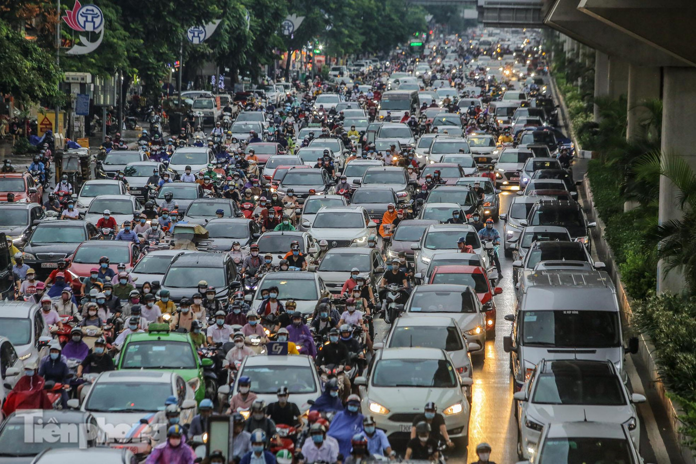 Theo Trung tâm Dự báo Khí tượng thủy văn quốc gia đêm 7/7, ngày 8/7, khu vực Hà Nội nhiều mây, đêm và sáng có mưa to đến rất to, sau có mưa rào và dông rải rác. Gió đông bắc cấp 2-3. Trong mưa dông có khả năng xảy ra lốc, sét và gió giật mạnh. Nhiệt độ thấp nhất 22 - 25 độ C; Nhiệt độ cao nhất 29 - 31 độ C.