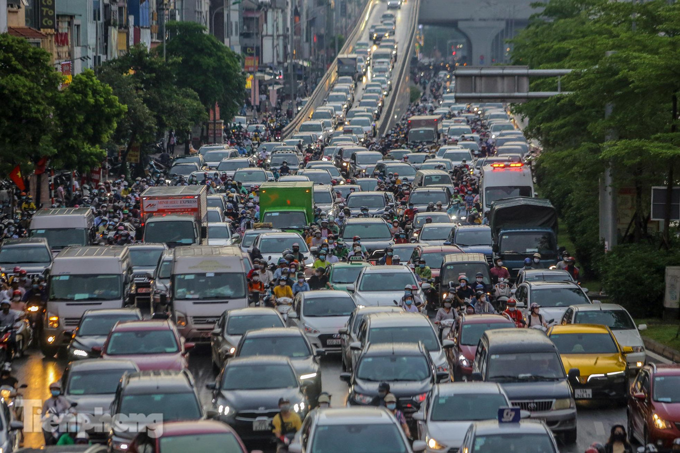 Lượng phương tiện khủng "lấp đầy" đường Trường Chinh.