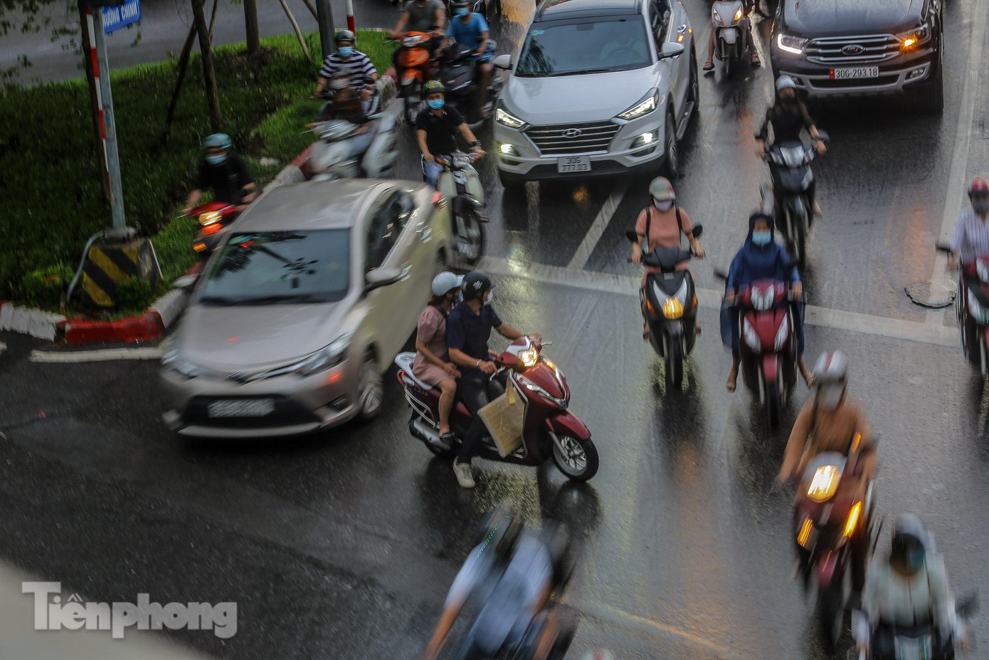 Một xe máy đi ngược chiều cố vượt qua làn xe có lượng phương tiện đông đang di chuyển.