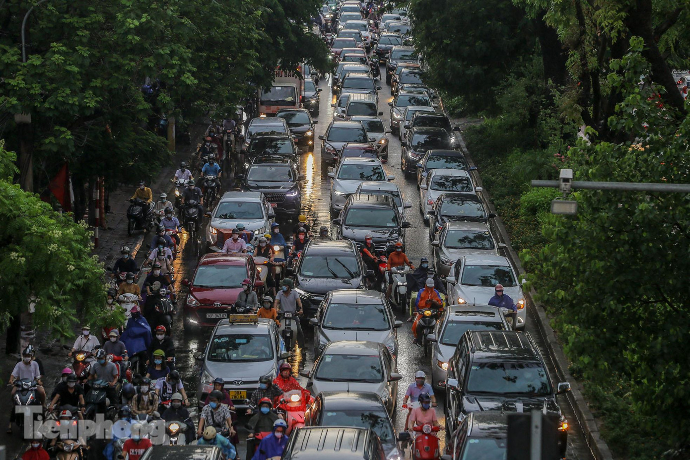 Người dân tranh thủ vội vã về nhà khi trời tạnh ráo giữa những đợt mưa.