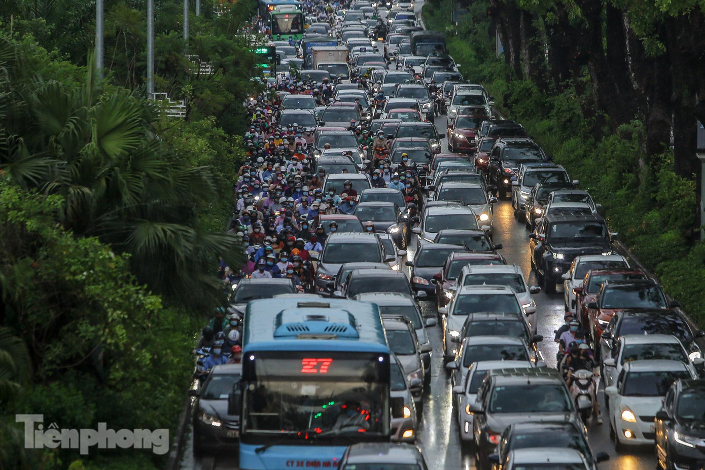 Đường Láng, làn đường di chuyển hướng về Ngã Tư Sở đông nghẹt phương tiện ô tô, xe máy.