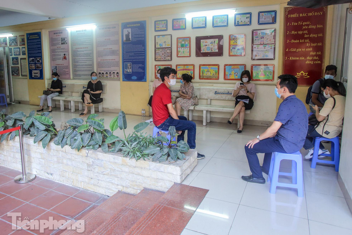 Sau khi tiêm, người dân ngồi theo dõi 1h đồng hồ và theo dõi 7 ngày tại nhà. Sau khi tiêm, người dân ngồi theo dõi 1h đồng hồ và theo dõi 7 ngày tại nhà.