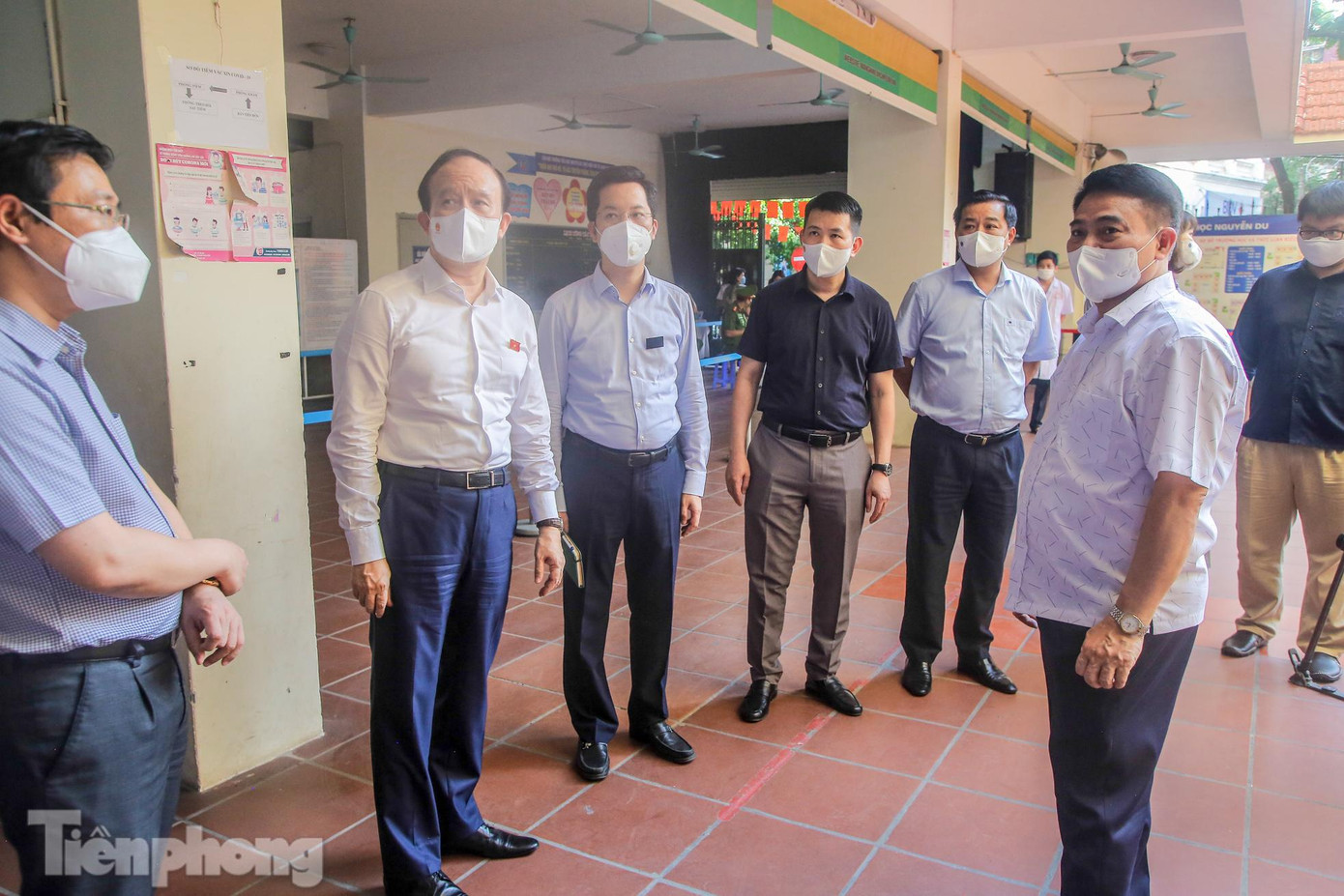 Trong chiều 27/7, Phó Bí thư Thành uỷ, Chủ tịch HĐND TP Hà Nội Nguyễn Ngọc Tuấn đã kiểm tra công tác triển khai tiêm phòng vắc xin và phòng chống dịch COVID-19 trên địa bàn quận Hoàn Kiếm. Qua kiểm tra thực tế, ông Nguyễn Ngọc Tuấn đánh giá quận đã triển khai nghiêm túc các yêu cầu về phòng, chống dịch bệnh. Trong chiều 27/7, Phó Bí thư Thành uỷ, Chủ tịch HĐND TP Hà Nội Nguyễn Ngọc Tuấn đã kiểm tra công tác triển khai tiêm phòng vắc xin và phòng chống dịch COVID-19 trên địa bàn quận Hoàn Kiếm. Qua kiểm tra thực tế, ông Nguyễn Ngọc Tuấn đánh giá quận đã triển khai nghiêm túc các yêu cầu về phòng, chống dịch bệnh.