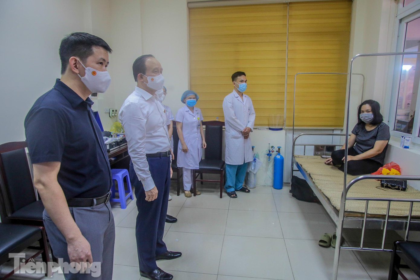 Chủ tịch HĐND TP Hà Nội Nguyễn Ngọc Tuấn thăm hỏi, động viên trường hợp xảy ra phản ứng sau khi tiêm. Chủ tịch HĐND TP Hà Nội Nguyễn Ngọc Tuấn thăm hỏi, động viên trường hợp xảy ra phản ứng sau khi tiêm.