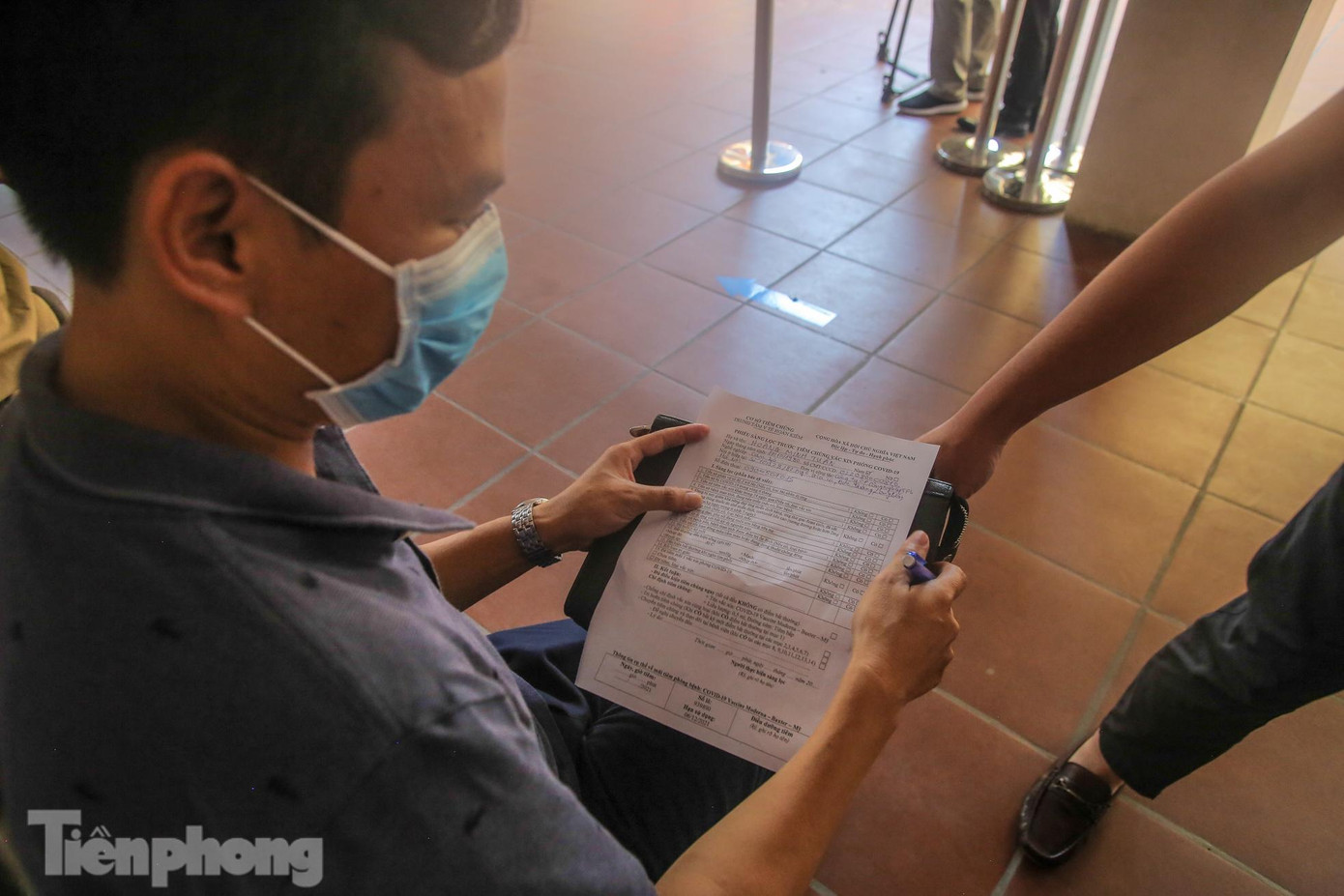 Người dân đến địa điểm tiêm theo danh sách đã đăng ký, thực hiện khai báo y tế và kiểm tra thông tin cá nhân tại vòng ngoài. Người dân đến địa điểm tiêm theo danh sách đã đăng ký, thực hiện khai báo y tế và kiểm tra thông tin cá nhân tại vòng ngoài.