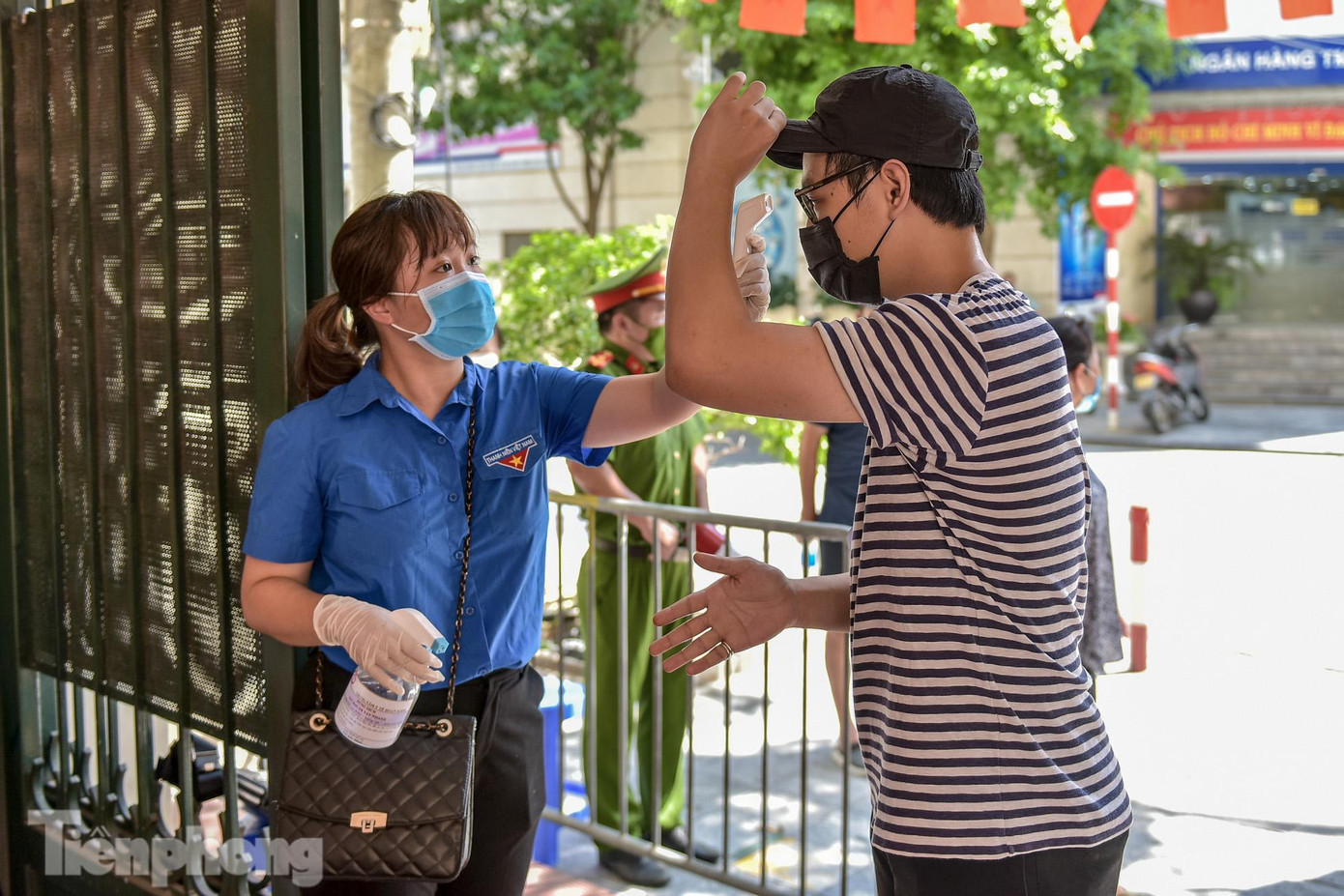 Ghi nhận của PV tại điểm tiêm chủng ở trường Tiểu học Nguyễn Du (phường Lý Thái Tổ, quận Hoàn Kiếm) do Trung tâm Y tế quận Hoàn Kiếm tổ chức. Người dân lần lượt đến địa điểm trên tiêm vắc xin đều được đo thân nhiệt, rửa tay sát khuẩn khi vào khu vực tiêm. Ghi nhận của PV tại điểm tiêm chủng ở trường Tiểu học Nguyễn Du (phường Lý Thái Tổ, quận Hoàn Kiếm) do Trung tâm Y tế quận Hoàn Kiếm tổ chức. Người dân lần lượt đến địa điểm trên tiêm vắc xin đều được đo thân nhiệt, rửa tay sát khuẩn khi vào khu vực tiêm.