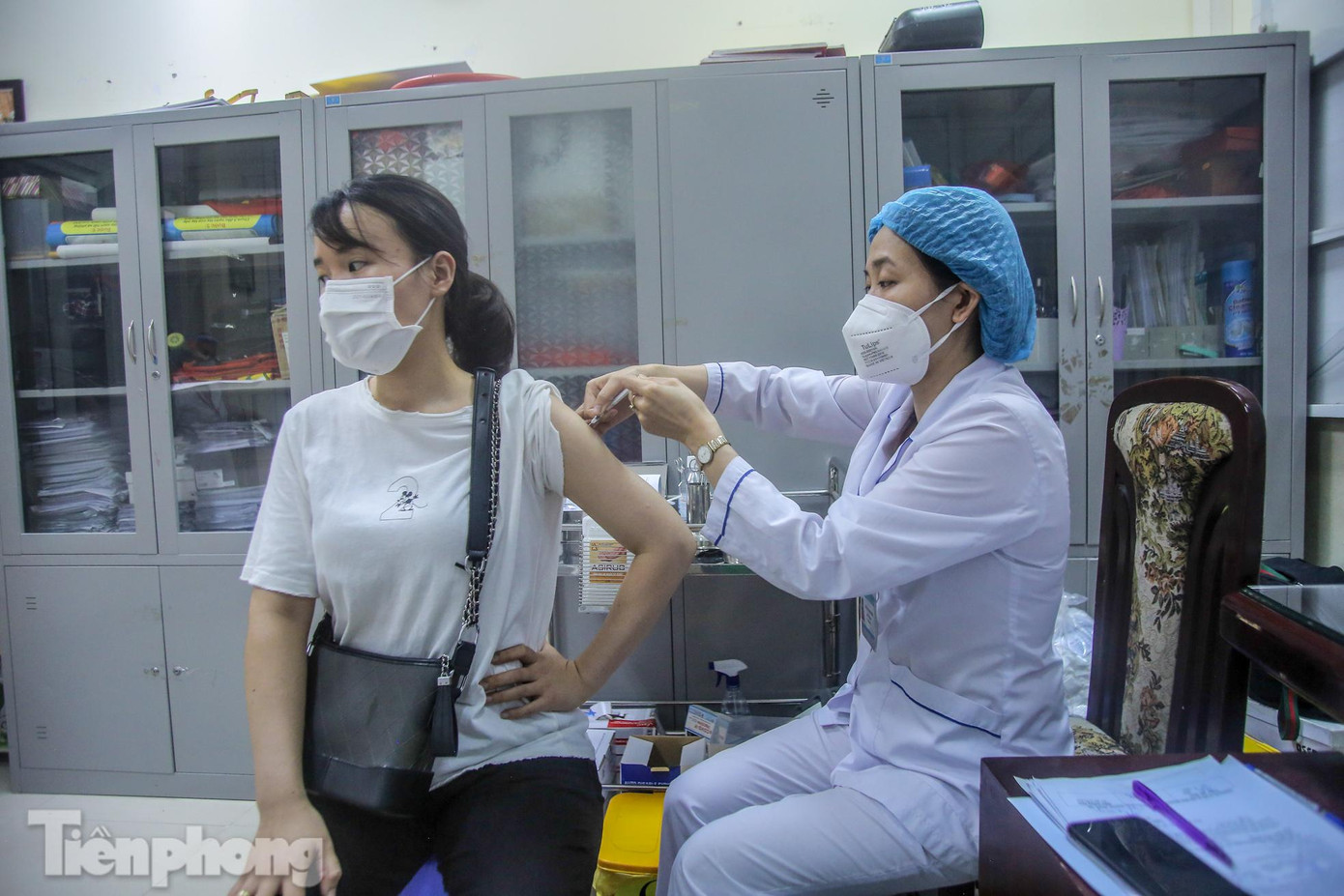 Người dân hoàn toàn yên tâm khi tiêm vắc xin phòng COVID-19. Người dân hoàn toàn yên tâm khi tiêm vắc xin phòng COVID-19.