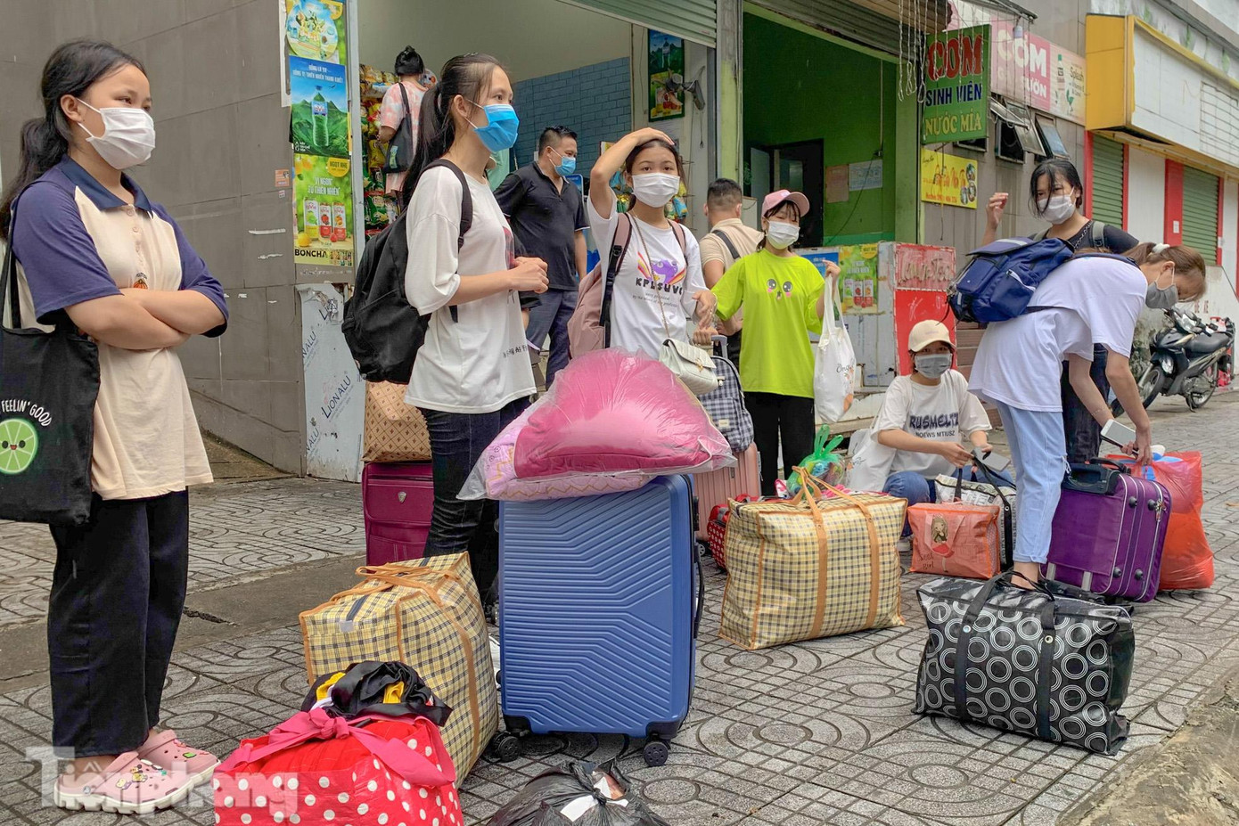 Quận Nam Từ Liêm sẽ trưng dụng khu nhà ở sinh viên Mỹ Đình 2 thành khu cách ly tập trung trong thời gian tới. Sau khi nhận được thông tin, BQL tòa nhà yêu cầu sinh viên nhanh chóng rời khỏi khu KTX này.