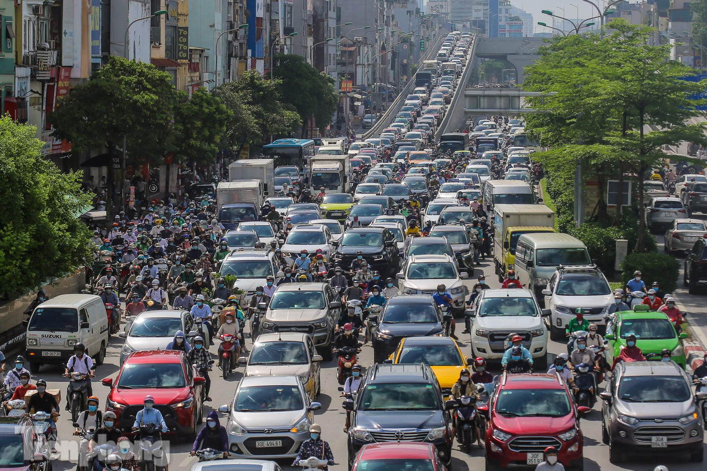 Tuyến đường Trường Chinh, ô tô cũng phải "chôn chân" ở đường trên cao.