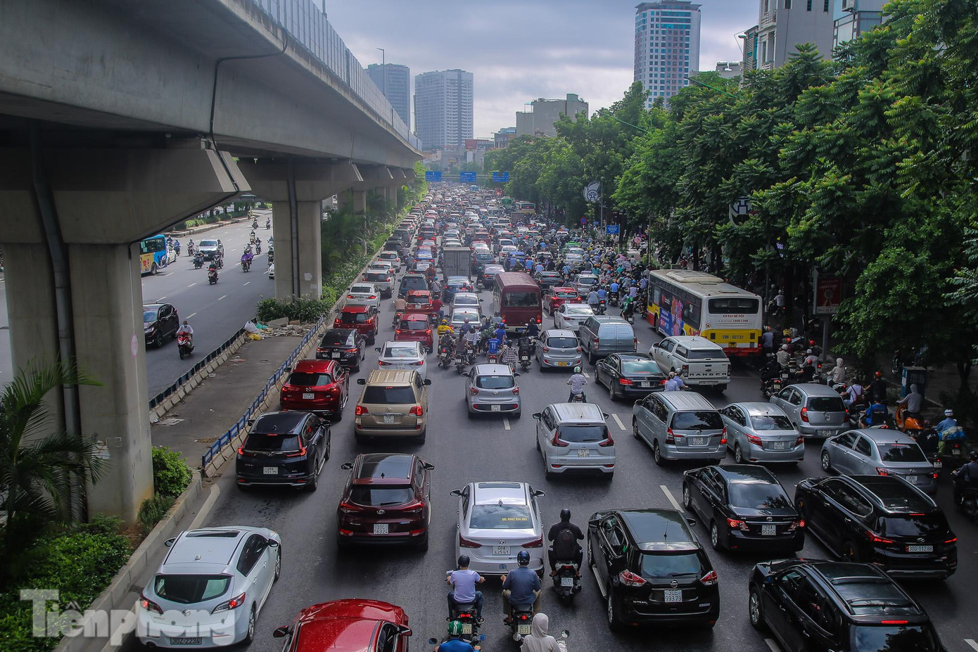 Theo ghi nhận của PV, trời Hà Nội vào tầm 7 giờ vẫn mù mịt, lượng người tham gia giao thông khá đông, di chuyển chậm khiến nhiều tuyến đường ùn tắc như Tây Sơn, Chùa Bộc, Nguyễn Trãi, Láng...