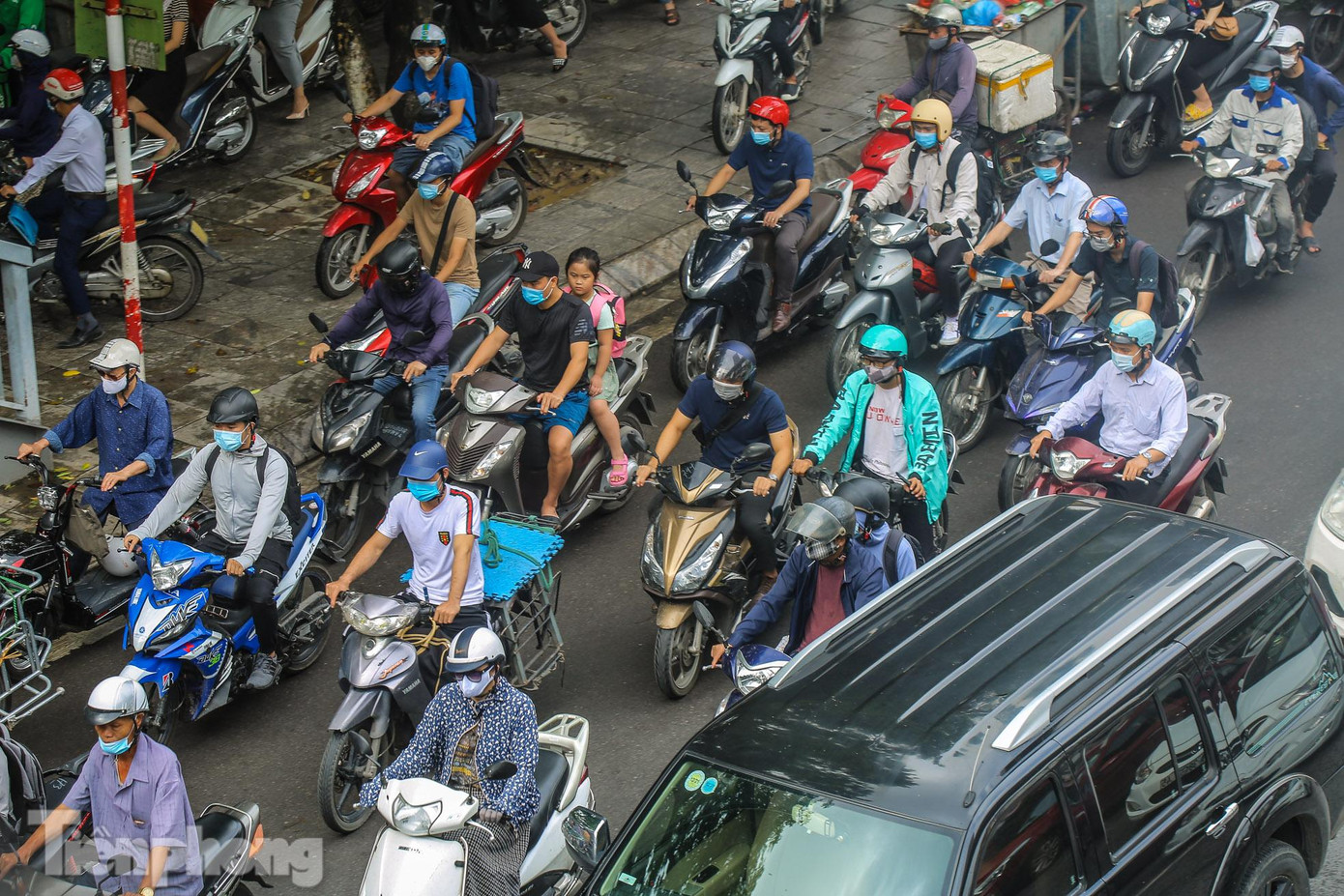 Khoảng 7h30, nhiều đường phố ở Hà Nội bắt đầu đông nghẹt.