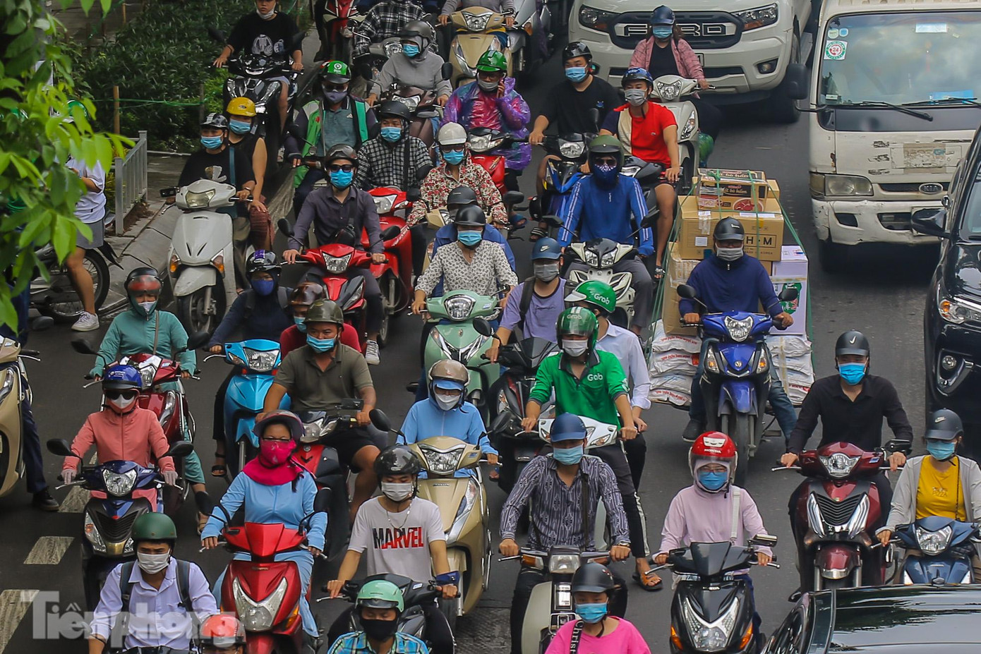 Các phương tiện nhích từng mét.