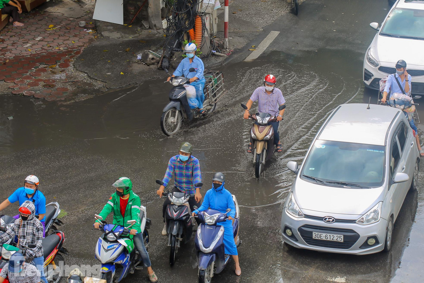 Vũng nước còn đọng lại trên đường sau cơn mưa lớn trên đường Láng.