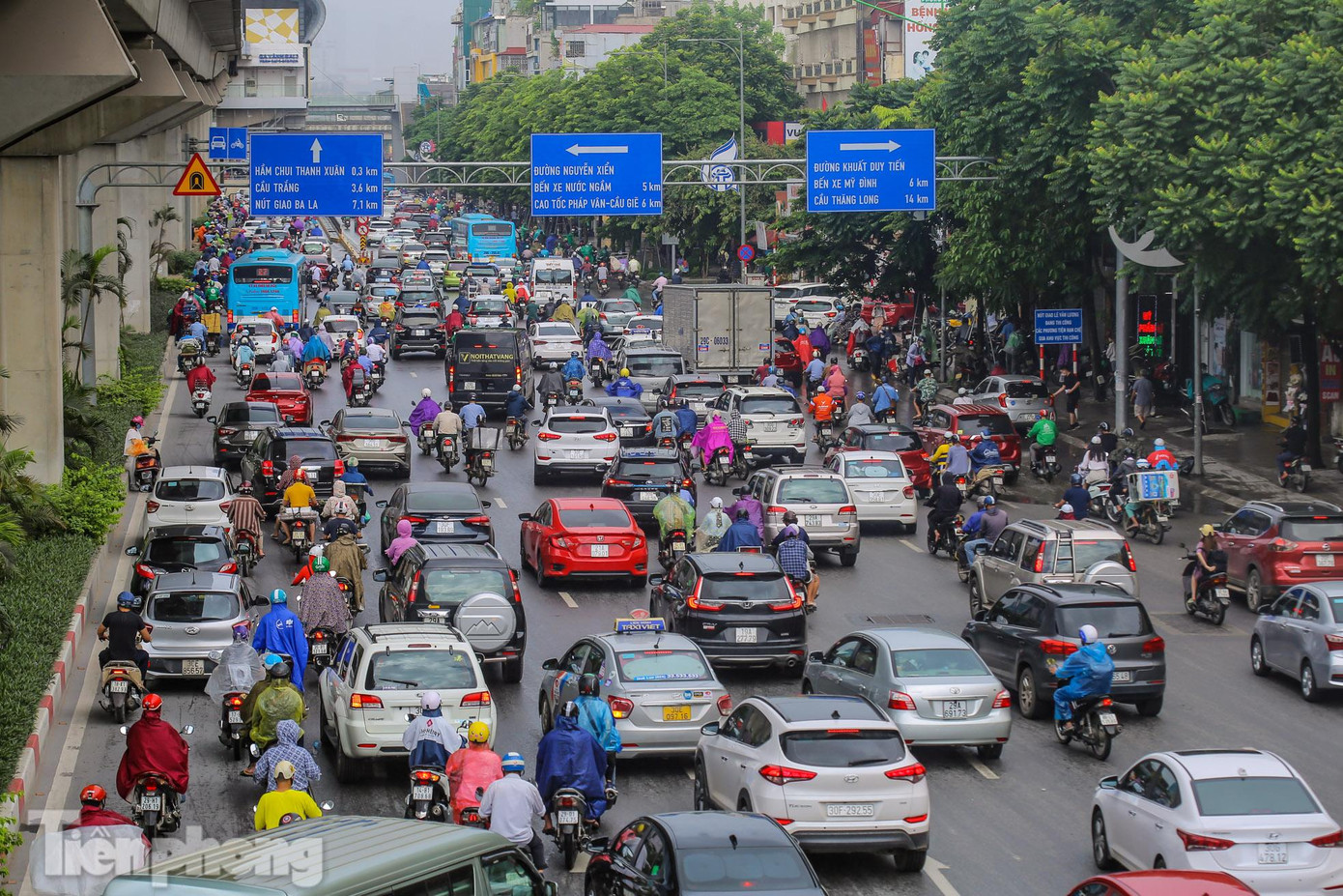 Hướng ngã ba Nguyễn Tuân, Nguyễn Trãi, các làn phương tiện đan vào nhau mắc rối.