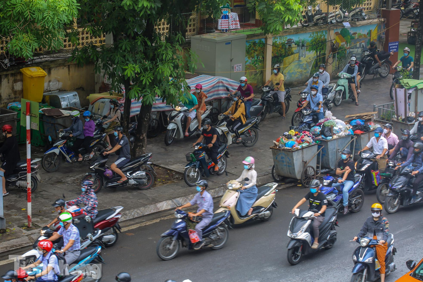 Một số người lao xe lên vỉa hè để tìm lối thoát.