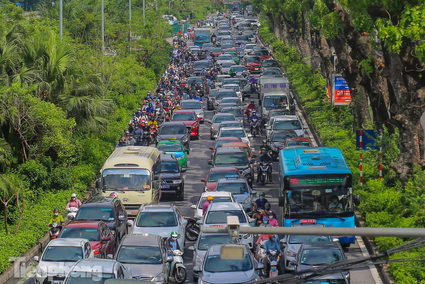 Cảnh tương tự diễn ra trên đường Láng.