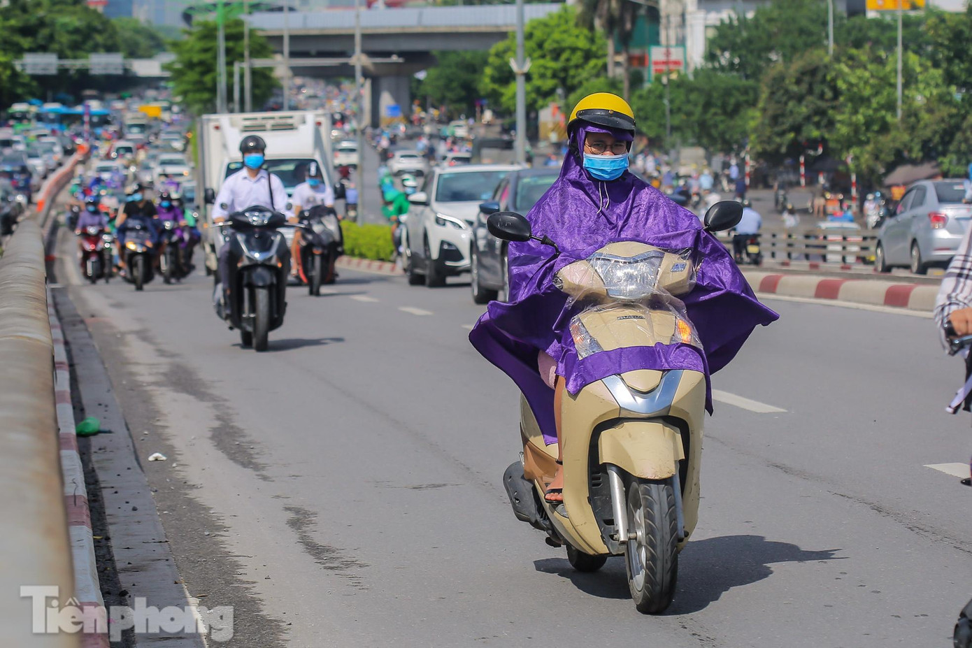 Trời mưa chuyển nắng nhanh chóng, người dân không kịp trở tay.