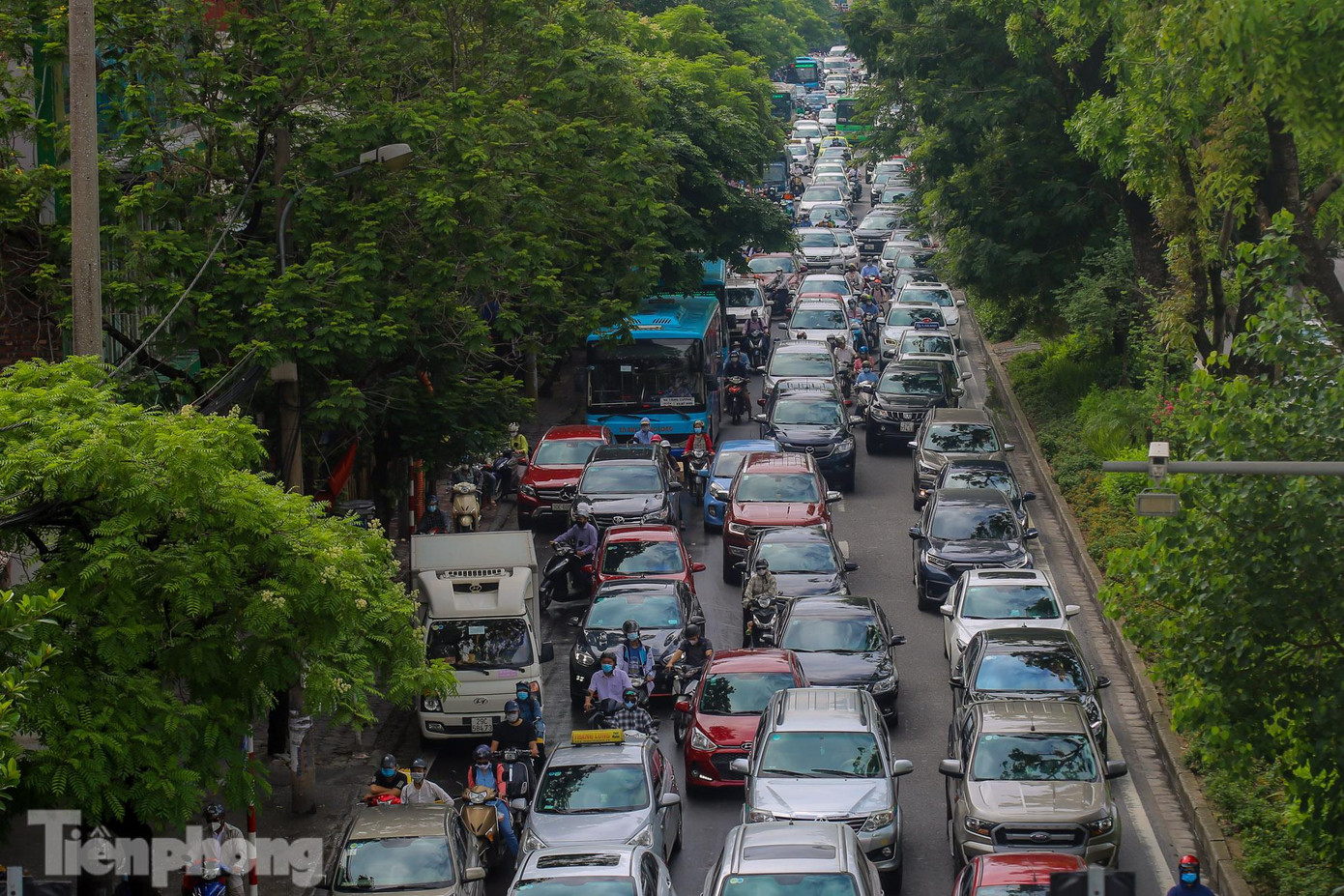 Theo Trung tâm Dự báo Khí tượng thủy văn quốc gia ngày và đêm 9/7, khu vực Hà Nội nhiều mây, sáng có mưa rào rải rác và có nơi có dông; sau có mưa rào và dông vài nơi. Gió đông nam cấp 2 - 3. Trong mưa dông có khả năng xảy ra lốc, sét và gió giật mạnh. Nhiệt độ thấp nhất 24 - 27 độ C. Nhiệt độ cao nhất 30 - 33 độ C.