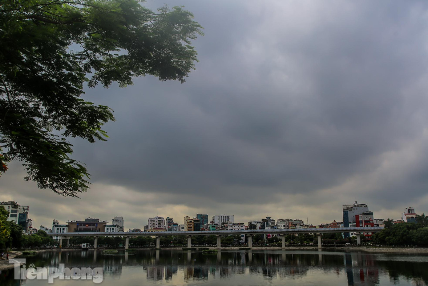 Mây đen phủ kín bầu trời Hà Nội vào sáng nay (9/7).