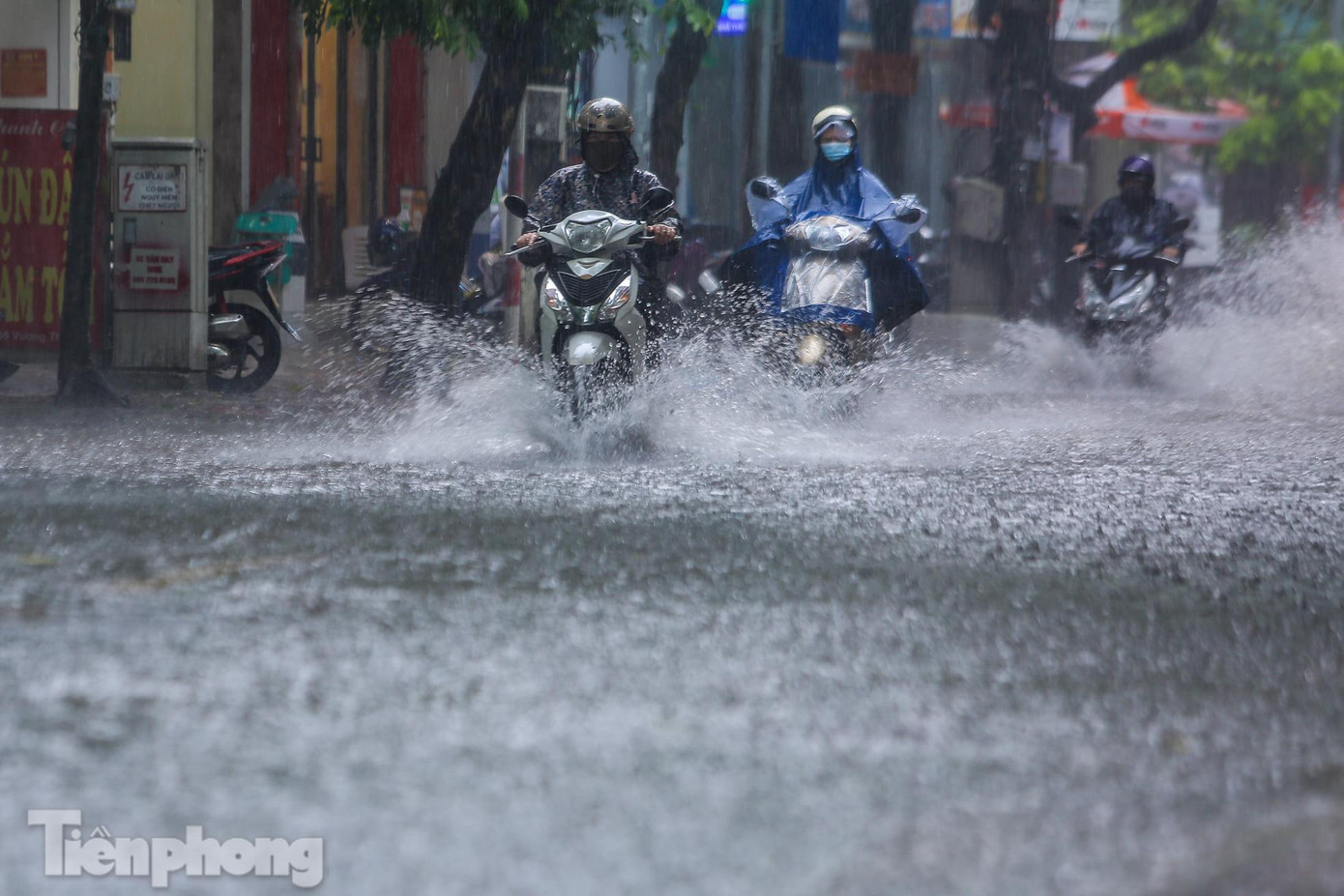 Nhiều người "dũng cảm" lao xe qua biển nước.