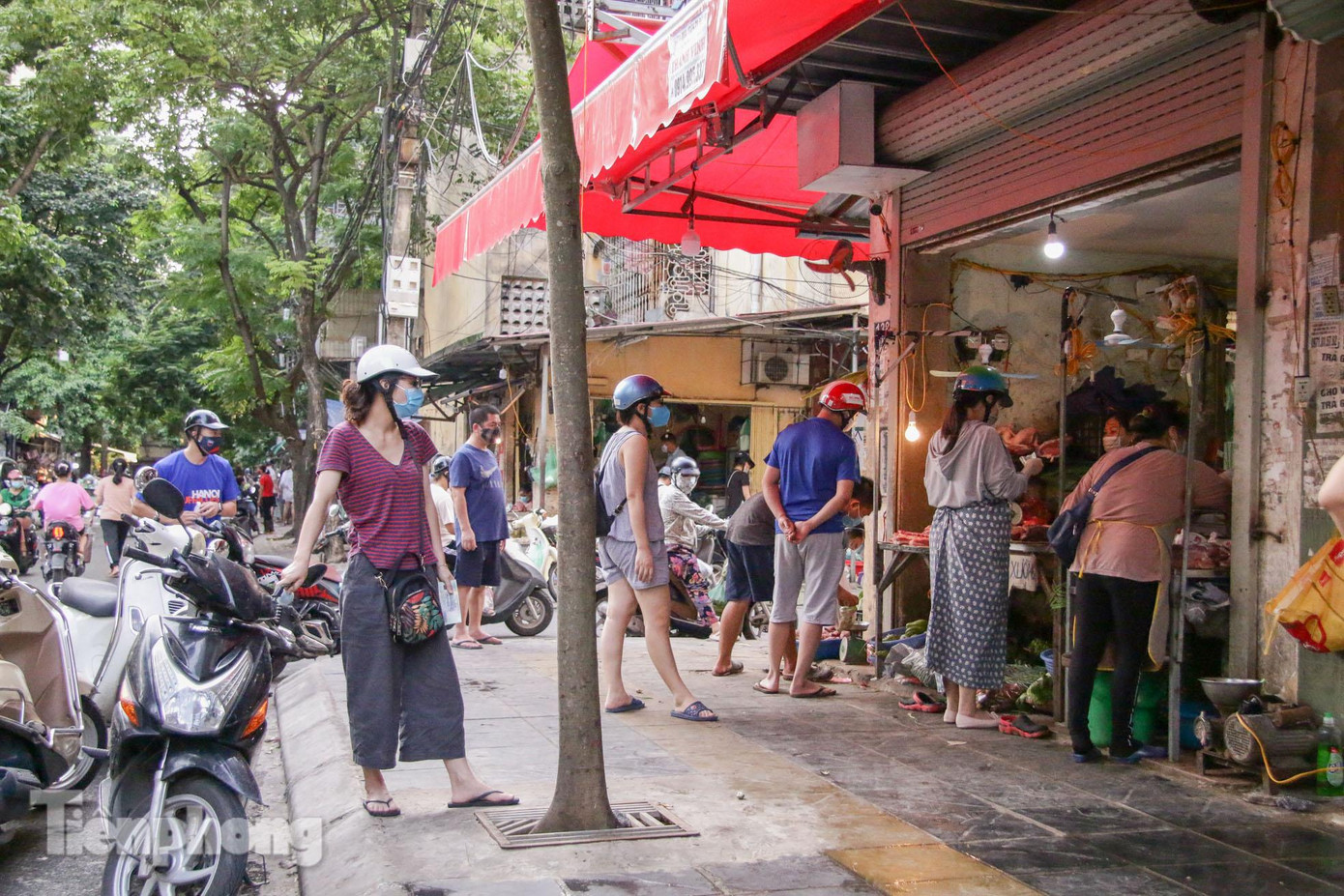 Tại chợ Nghĩa Tân, các quầy hàng thịt lợn, thịt bò vẫn đông người xếp hàng nhất.