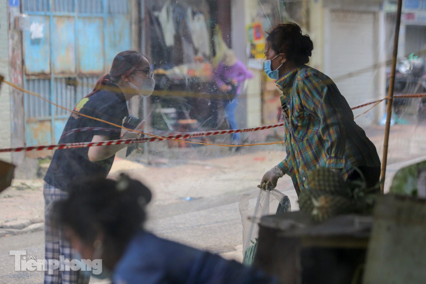 Những quầy hàng không cấp thiết, BQL chợ đã cho tậm dừng bán.