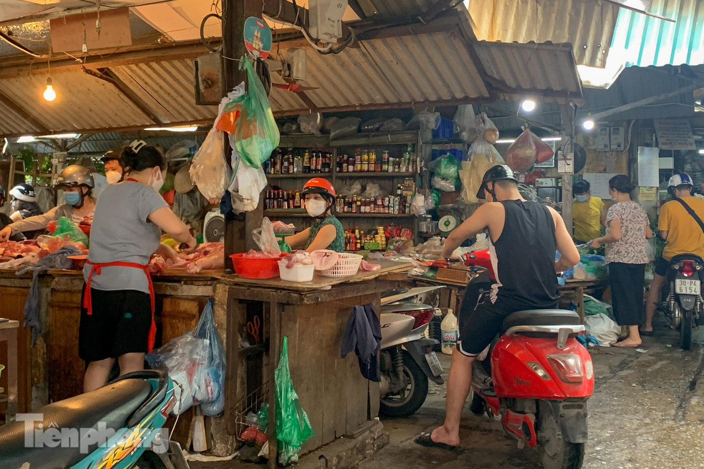 Các gian hàng thự phẩm thiết yếu vẫn duy trì hoạt động.