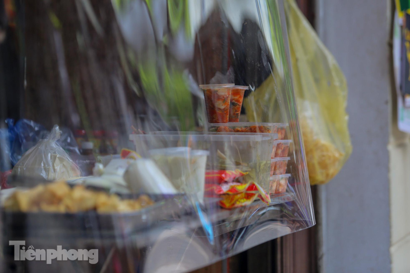 Tấm chắn nilon là một trong những sáng kiến phòng ngừa lây lan dịch bệnh khá độc đáo và hiệu quả.