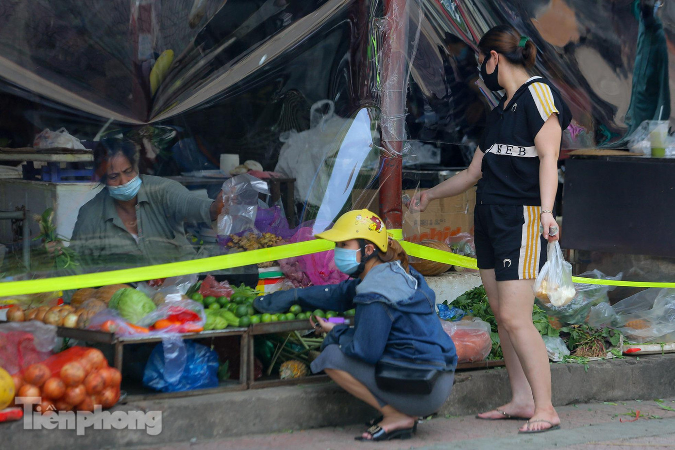 "Khi BQL nêu ra ý kiến thì các anh chị em trong chợ lập tức đi mua và làm luôn để có thể yên tâm bán hàng cũng như giữ an toàn cho mình", một tiểu thương chia sẻ.