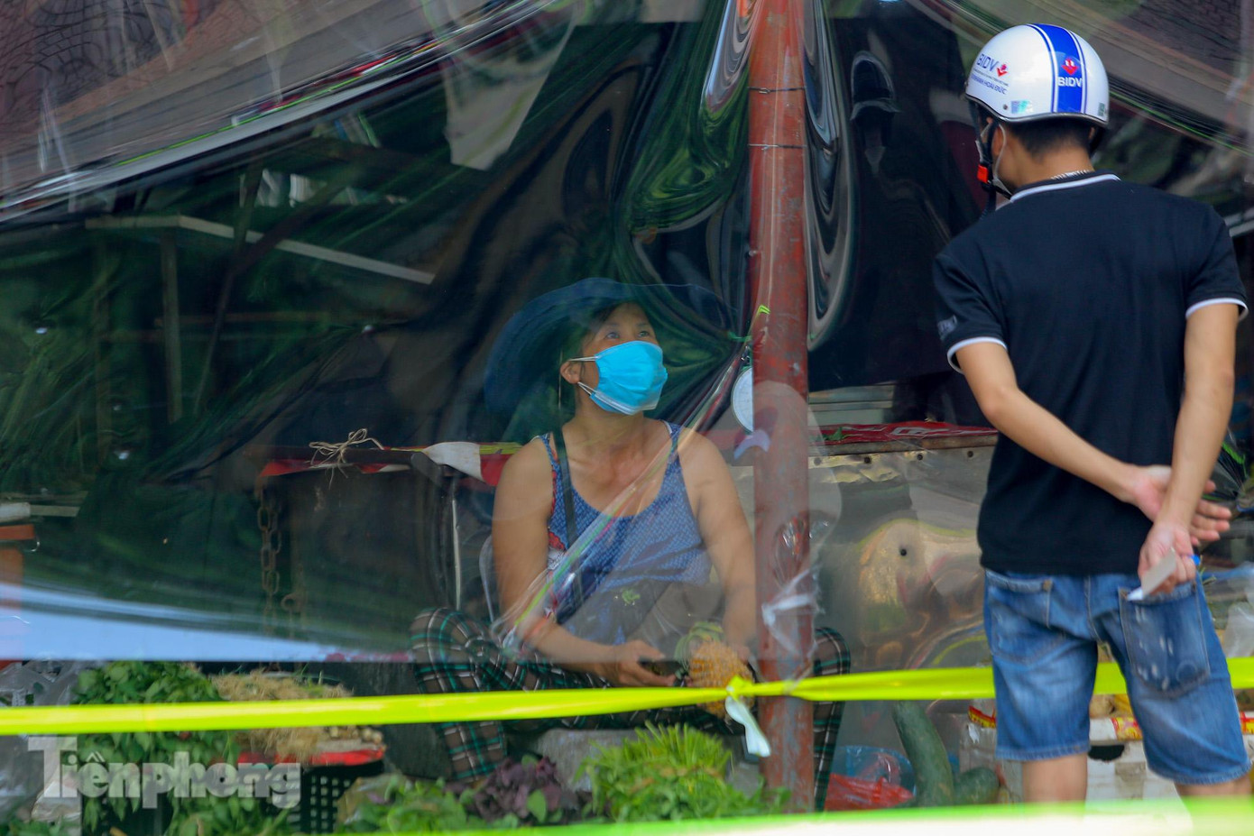 Các tiểu thương ở chợ chia sẻ, đã chủ động tự bỏ kinh phí để lắp các tấm chắn này như là để tự bảo vệ sức khỏe của chính mình cũng như khách hàng.