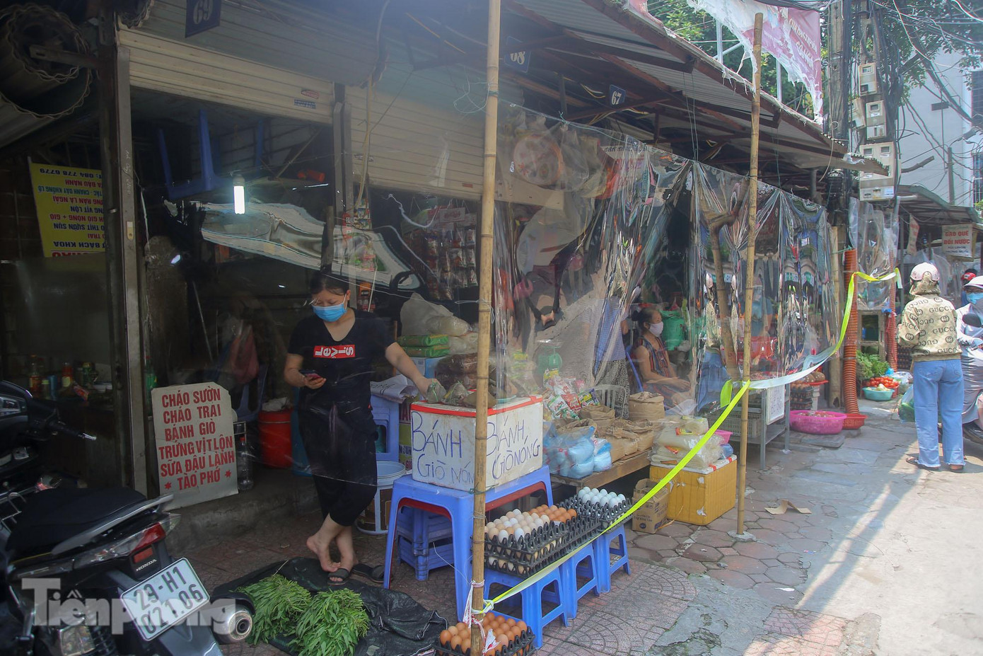 Tất cả các gian hàng đều được quây kín bởi ni lông, tránh tiếp xúc trực tiếp, đảm bảo giãn cách.