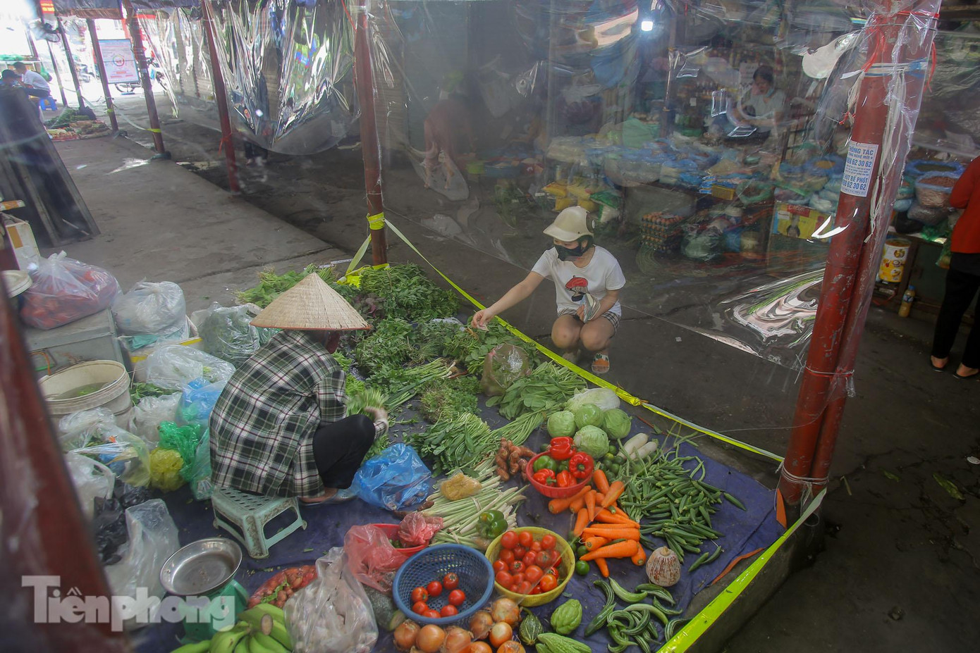 Được biết, toàn bộ chợ có khoảng 150 quầy hàng, khi áp dụng chia lịch thì chỉ còn khoảng 70 quầy bán hàng mỗi ngày.