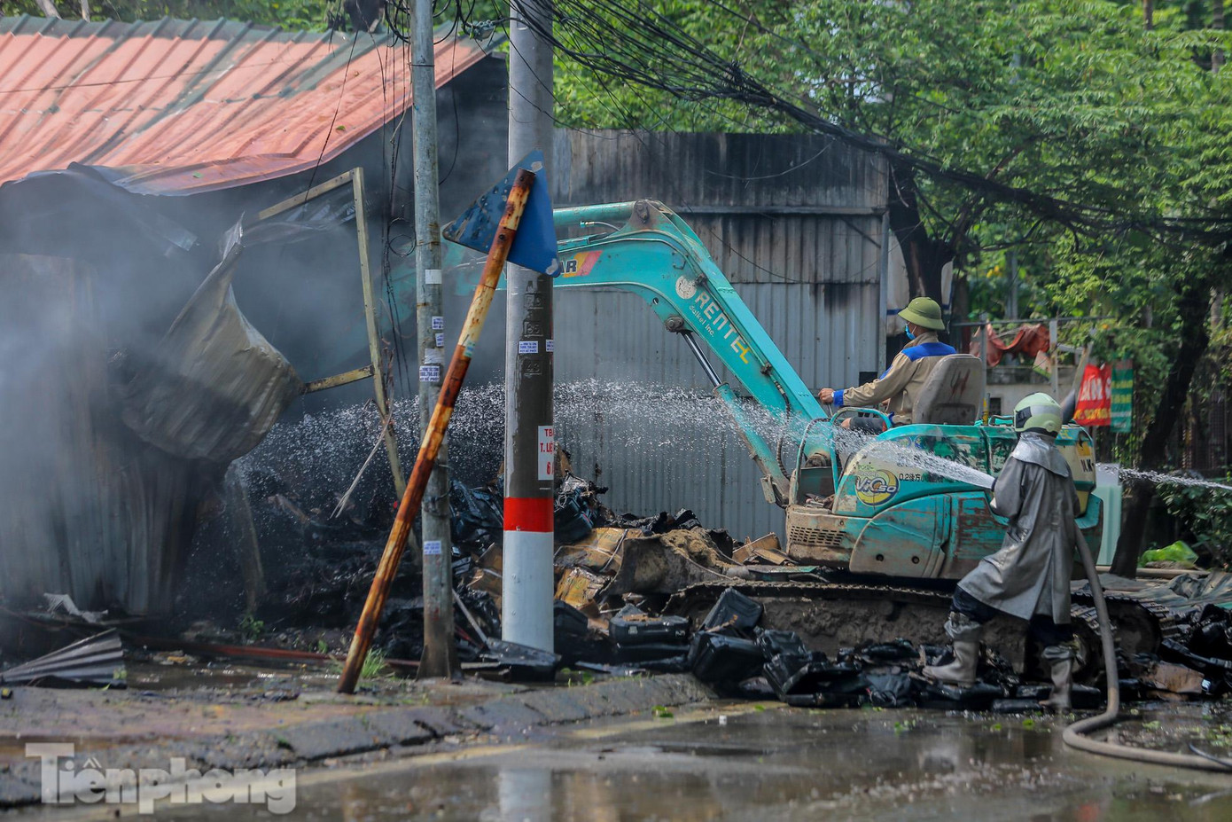 Máy xúc được điều đến để phá dỡ. Máy xúc được điều đến để phá dỡ.