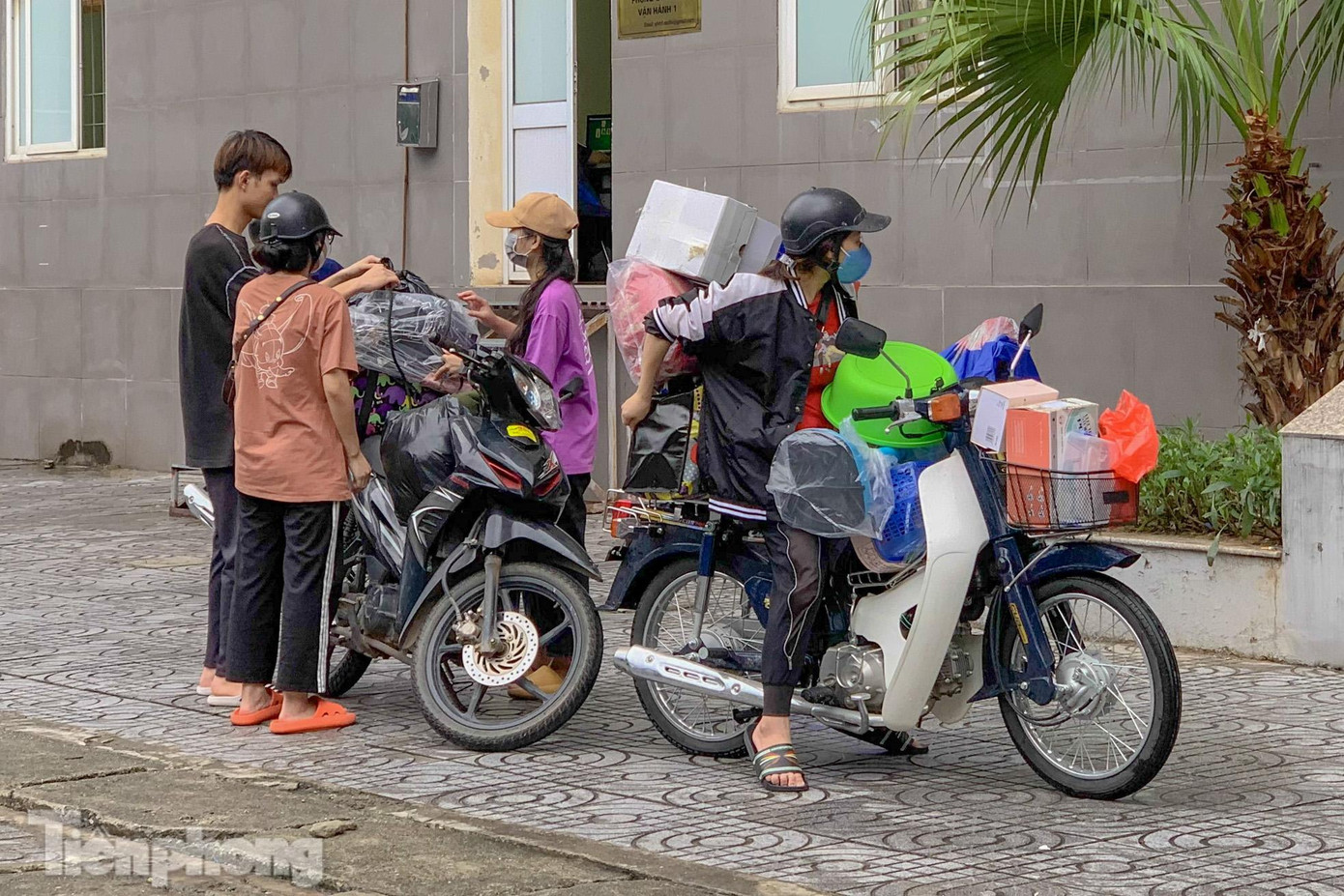 Nhiều sinh viên dùng phương tiện cá nhân để vận chuyển.