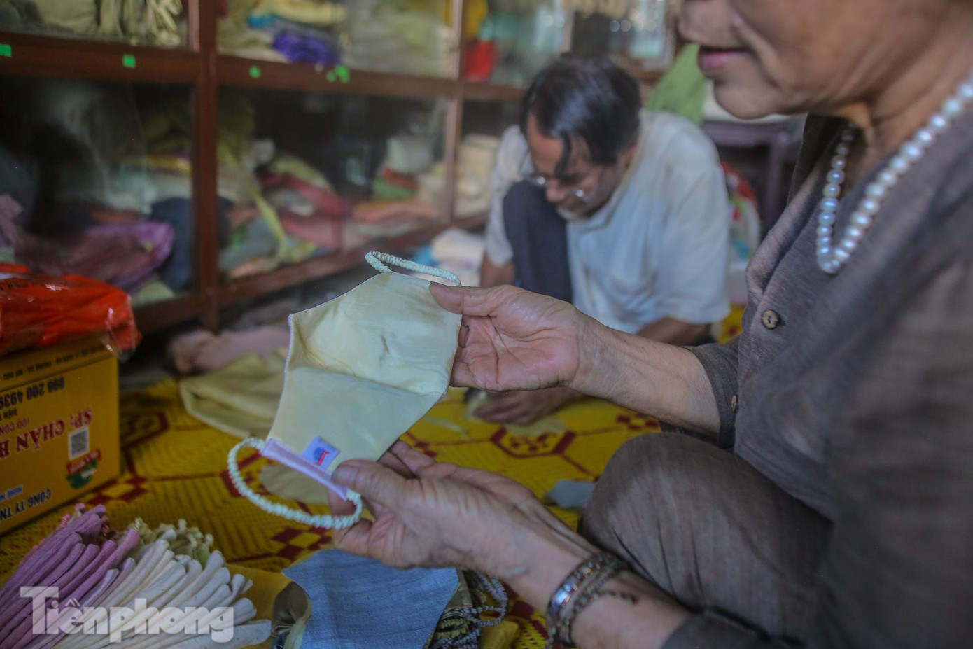 Bà Thuận cho biết thêm, mọi công đoạn sản xuất khẩu trang đều được làm rất thủ công.