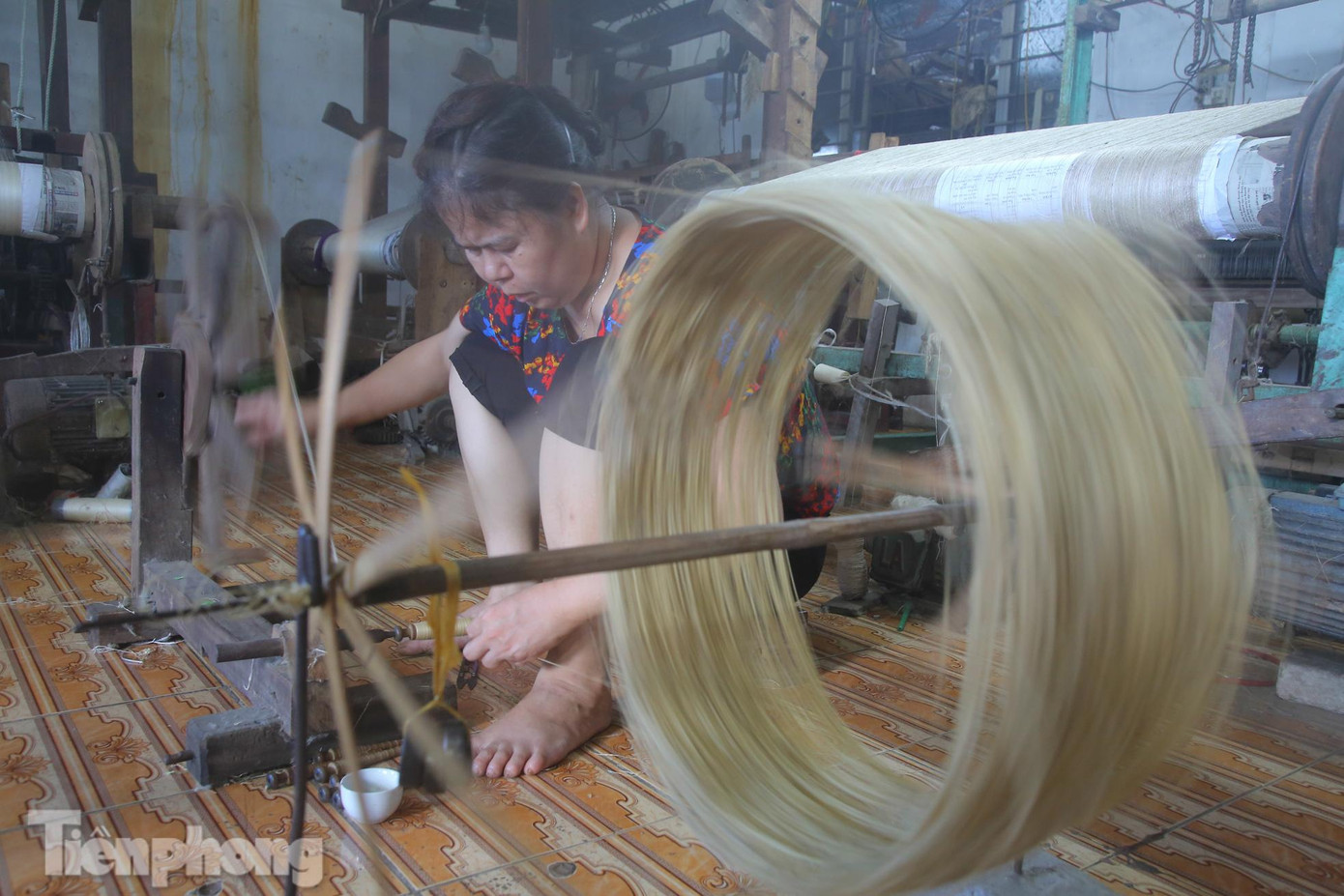 Tơ rút xong được cho vào ống và đưa vào guồng. Quá trình này cần sự tỷ mỉ vì tơ có thể bị đứt.