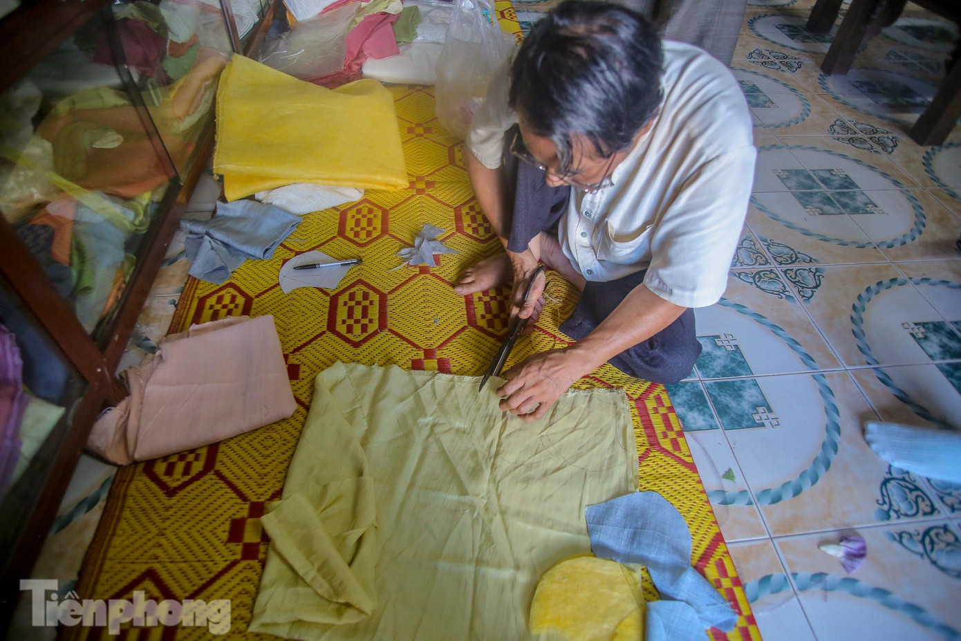 Sau khi thành vải, sẽ được cắt theo khuôn mẫu khẩu trang.