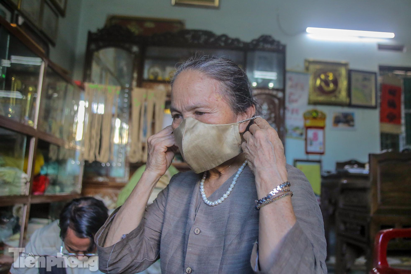 Khác với khẩu trang vải thông thường, lớp ngoài cùng dệt bằng tơ tằm thô từ những con kén phế để tạo ra phần cứng, ôm sát được mặt làm cho người đeo dễ chịu, và rất thấm mồ hôi để làm da mát hơn.