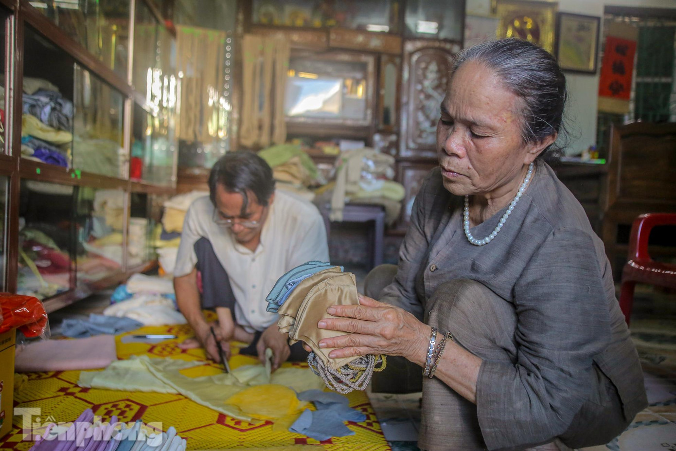 Bà Thuận luôn kiểm tra tỷ mỉ từng chiếc khẩu trang trước khi đến tay người tiêu dùng.